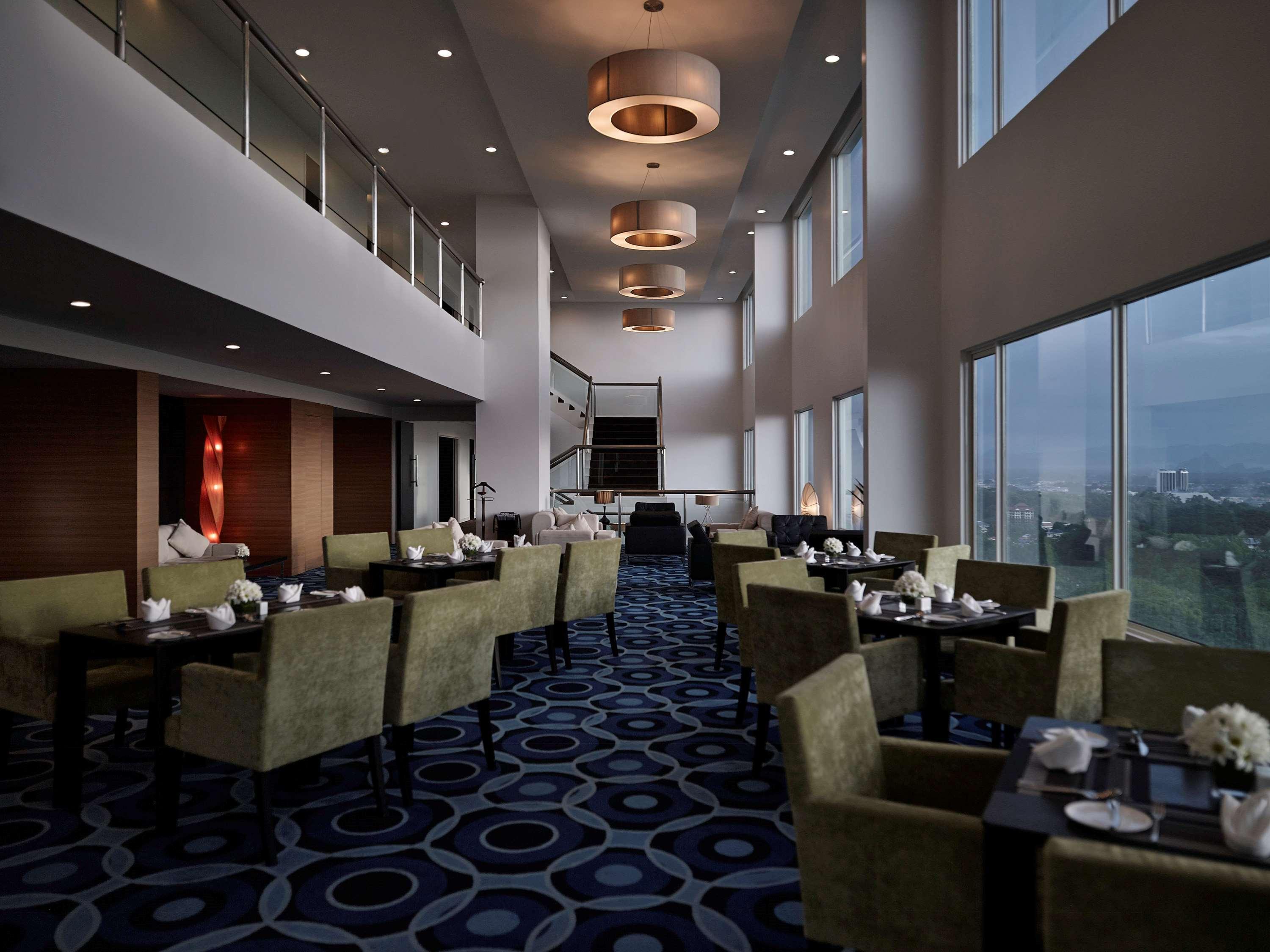 Готель Pullman Кучінг Екстер'єр фото Club Lounge at the 36th floor