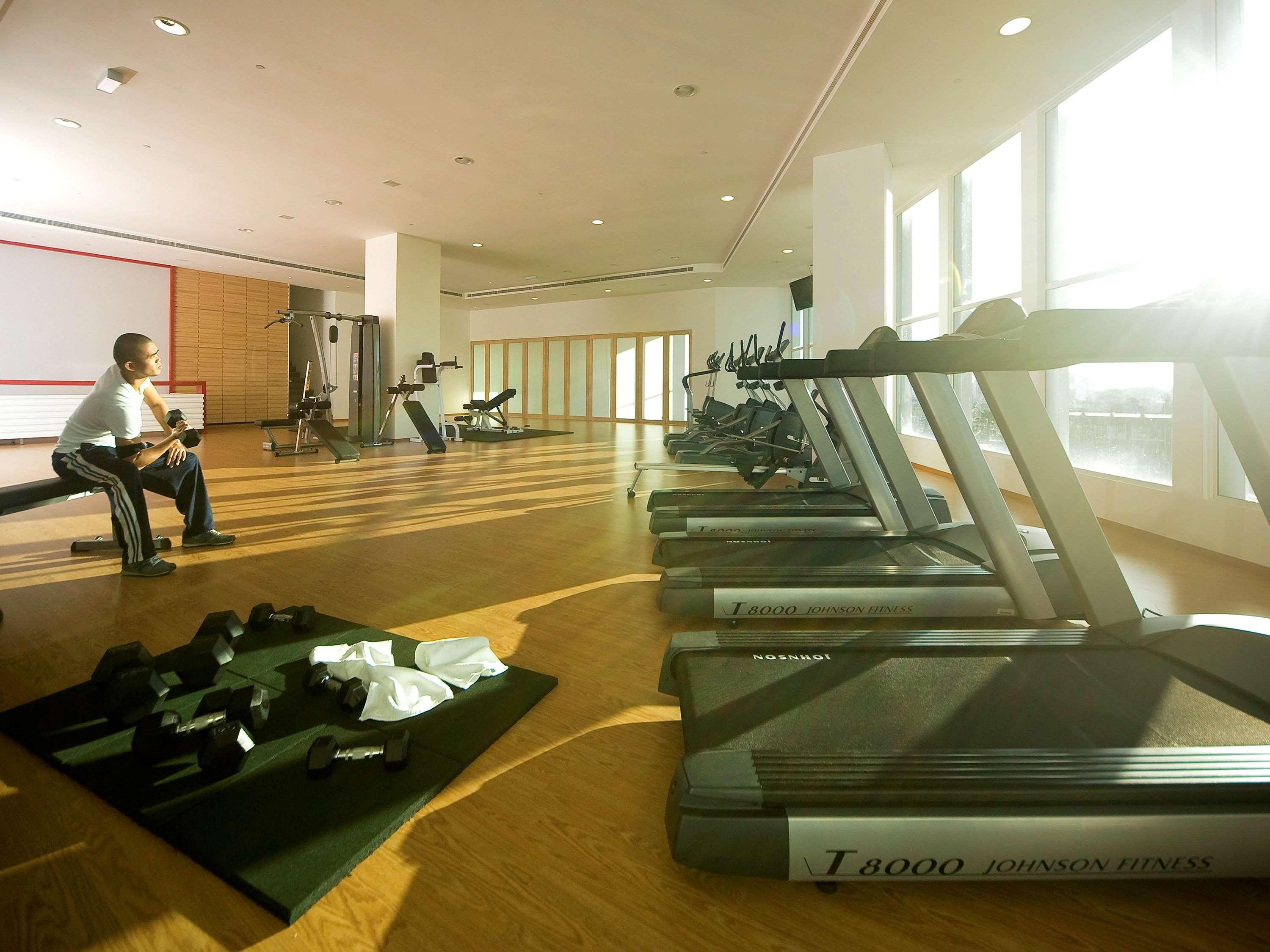 Готель Pullman Кучінг Екстер'єр фото The gym at the InterContinental