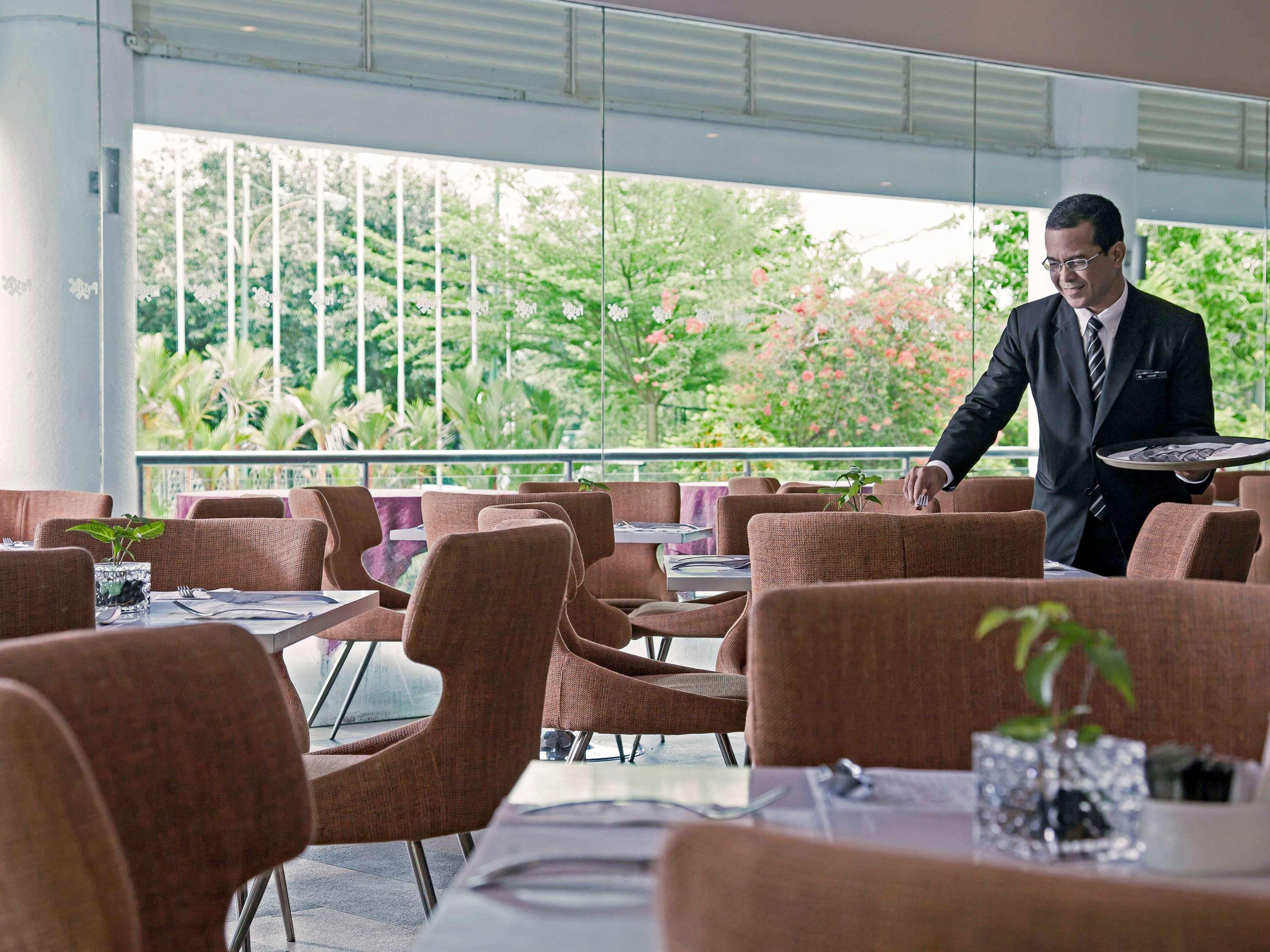 Готель Pullman Кучінг Екстер'єр фото A restaurant at the hotel