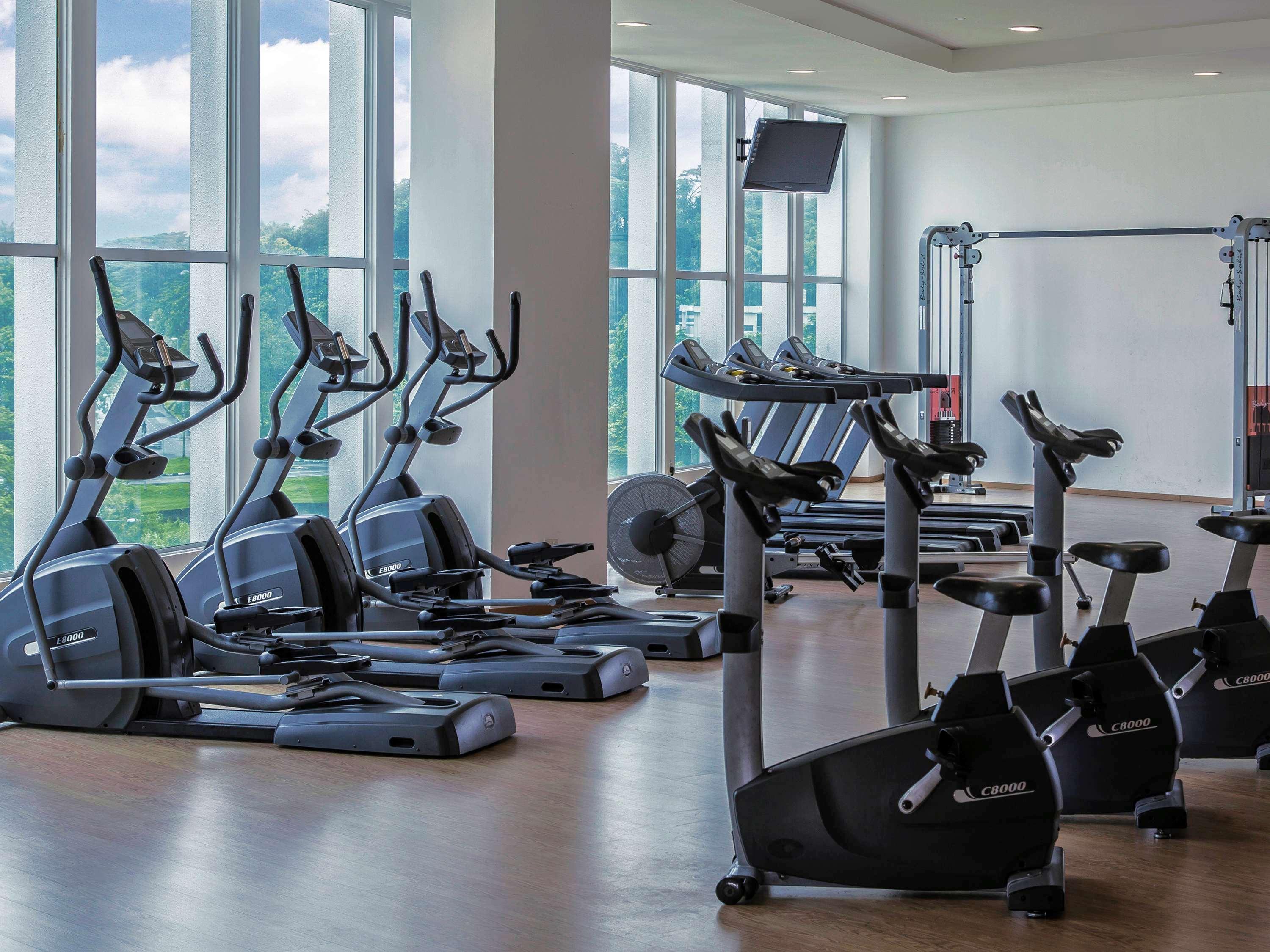 Готель Pullman Кучінг Екстер'єр фото The gym at the hotel