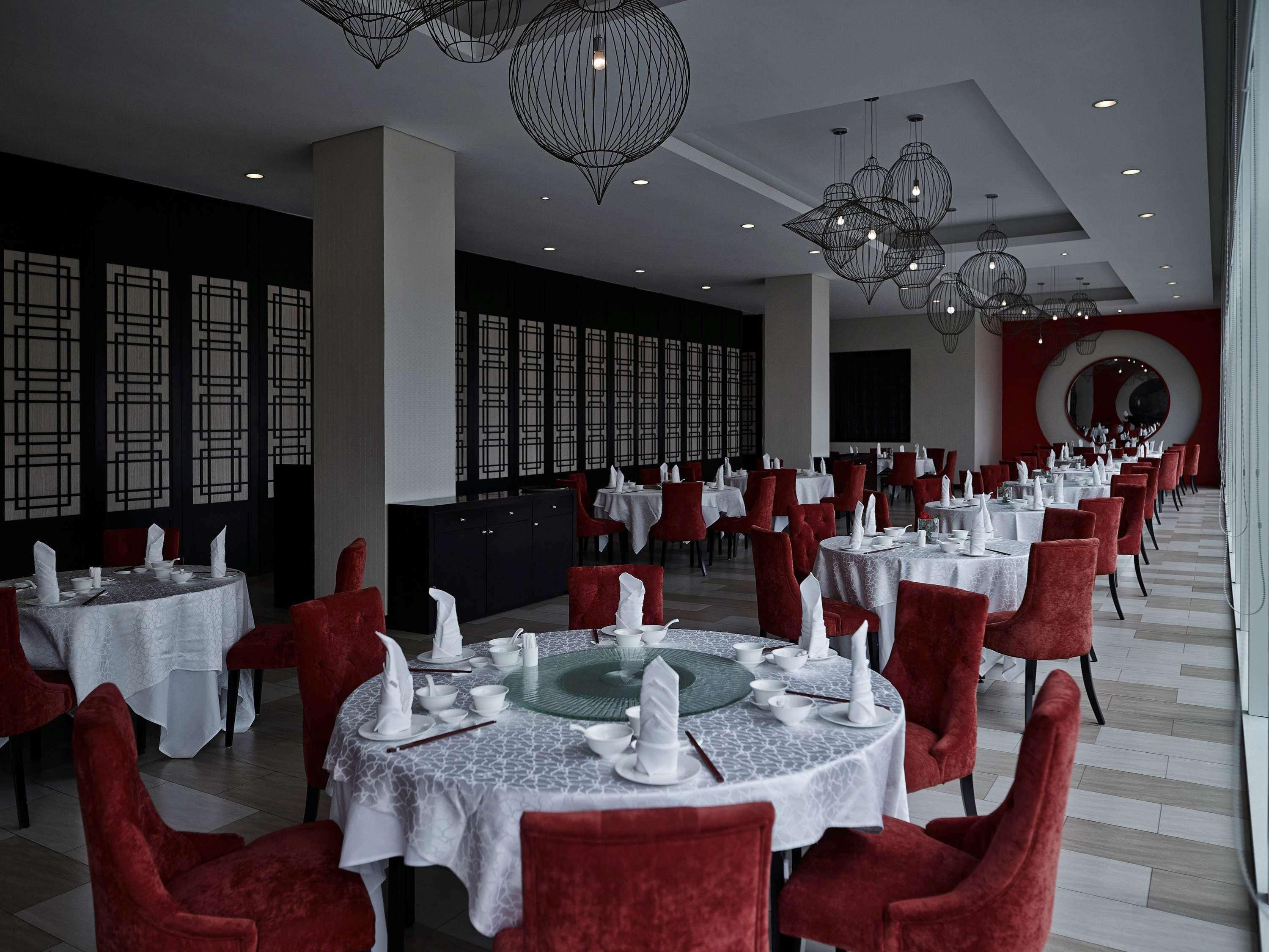Готель Pullman Кучінг Екстер'єр фото Interior of the restaurant