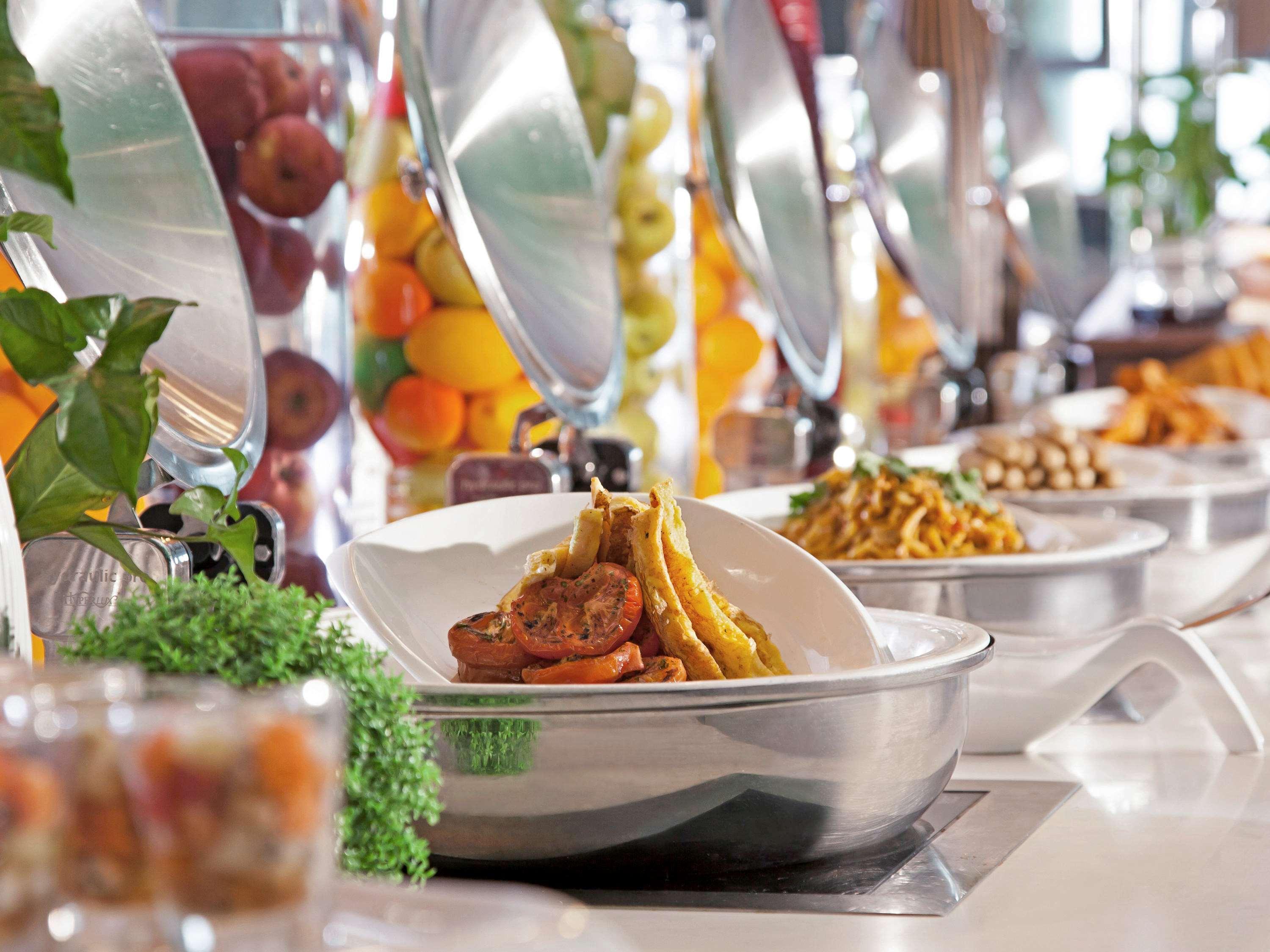 Готель Pullman Кучінг Екстер'єр фото A chafing dish