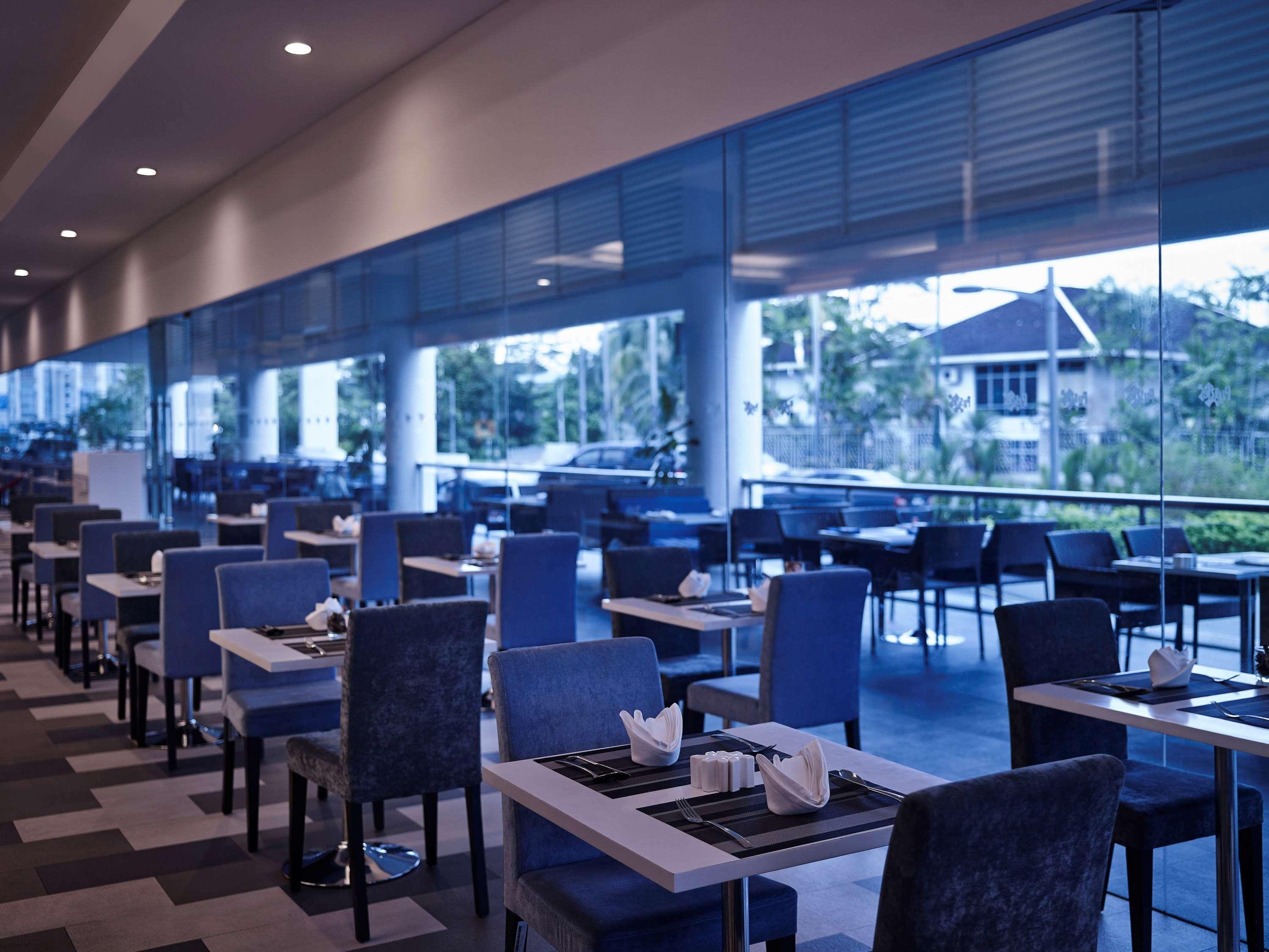 Готель Pullman Кучінг Екстер'єр фото The restaurant at the airport