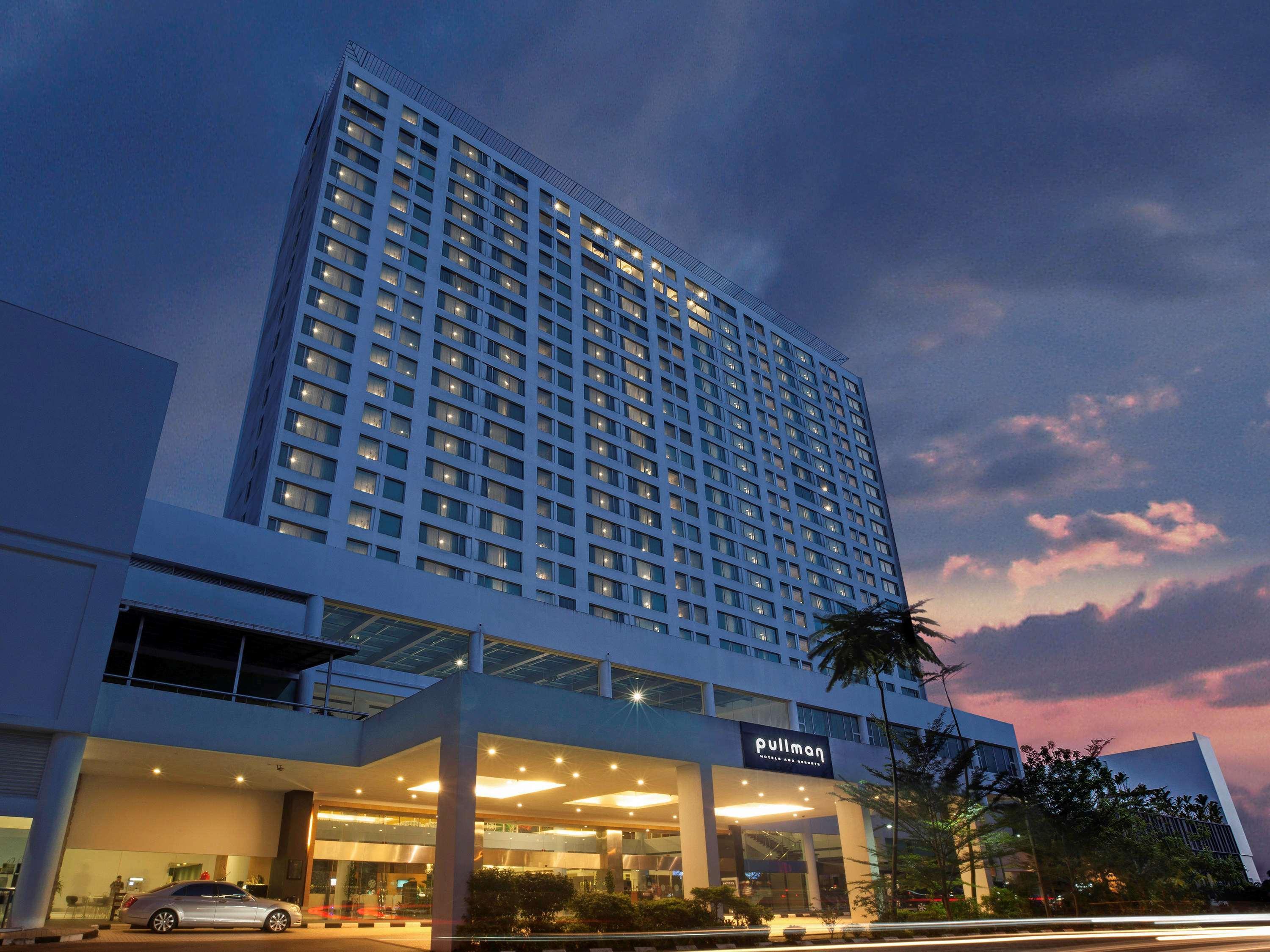 Готель Pullman Кучінг Екстер'єр фото The hotel at dusk