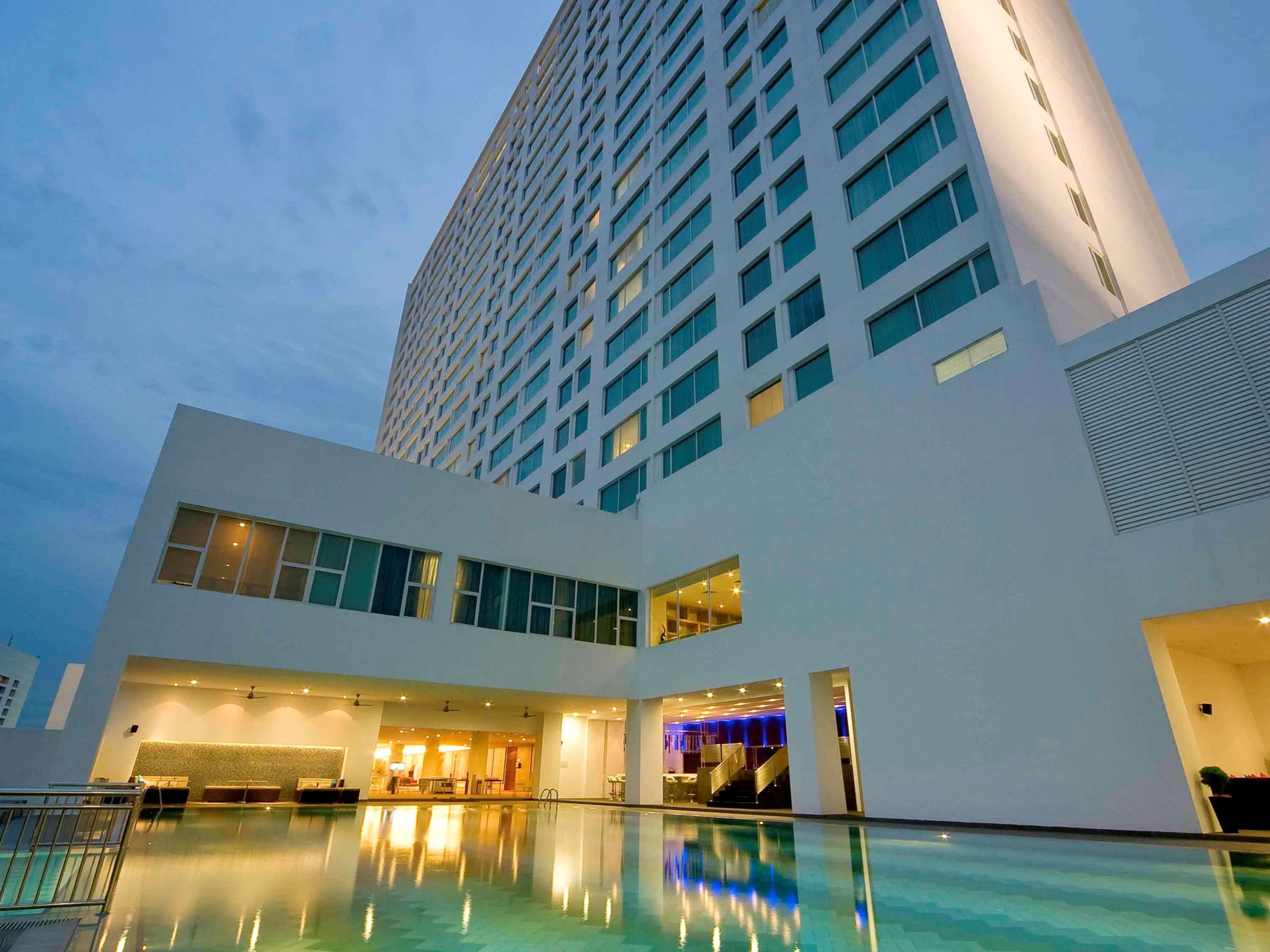 Готель Pullman Кучінг Екстер'єр фото The hotel's swimming pool