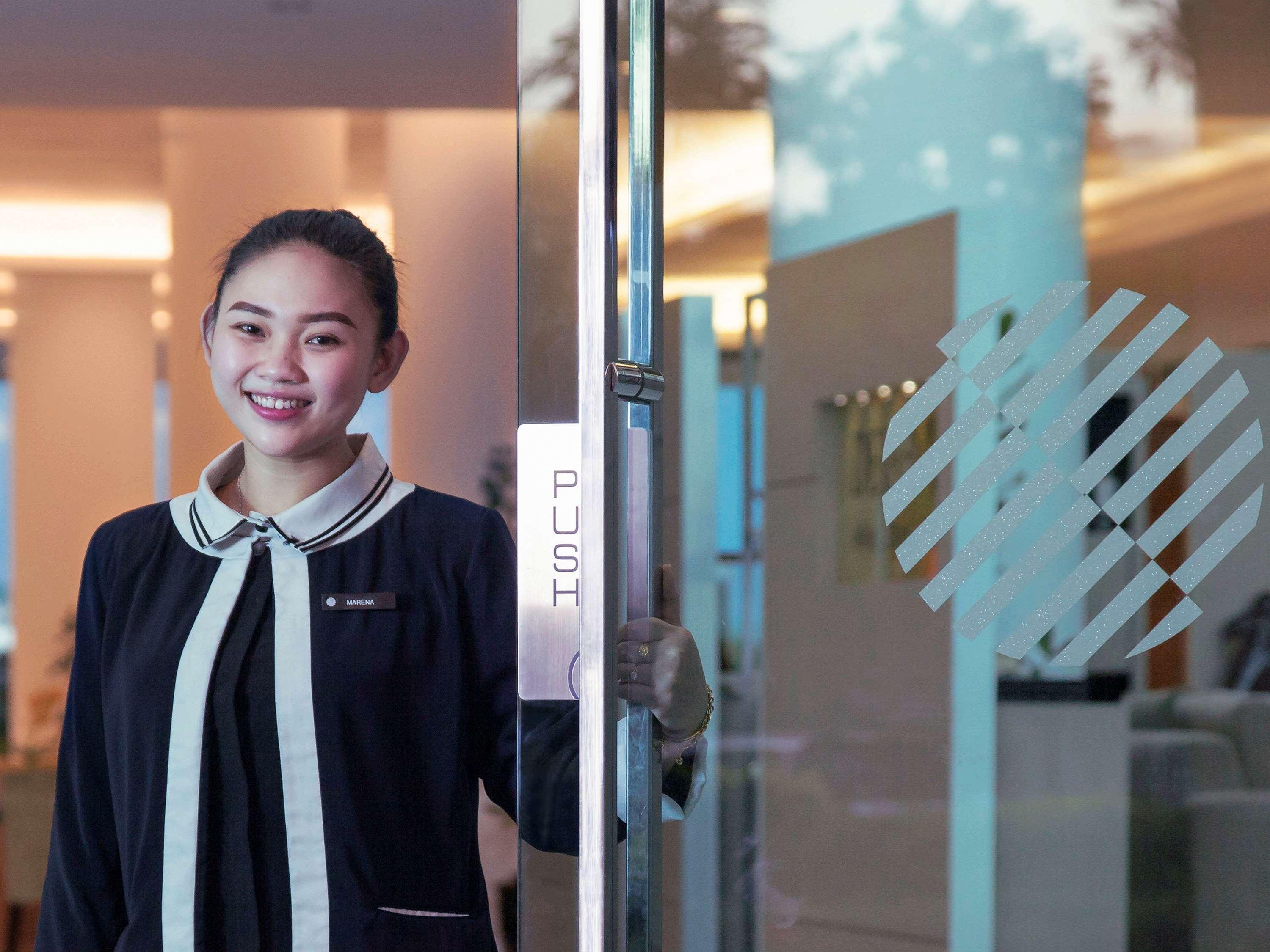 Готель Pullman Кучінг Екстер'єр фото A Thai woman working at a hotel