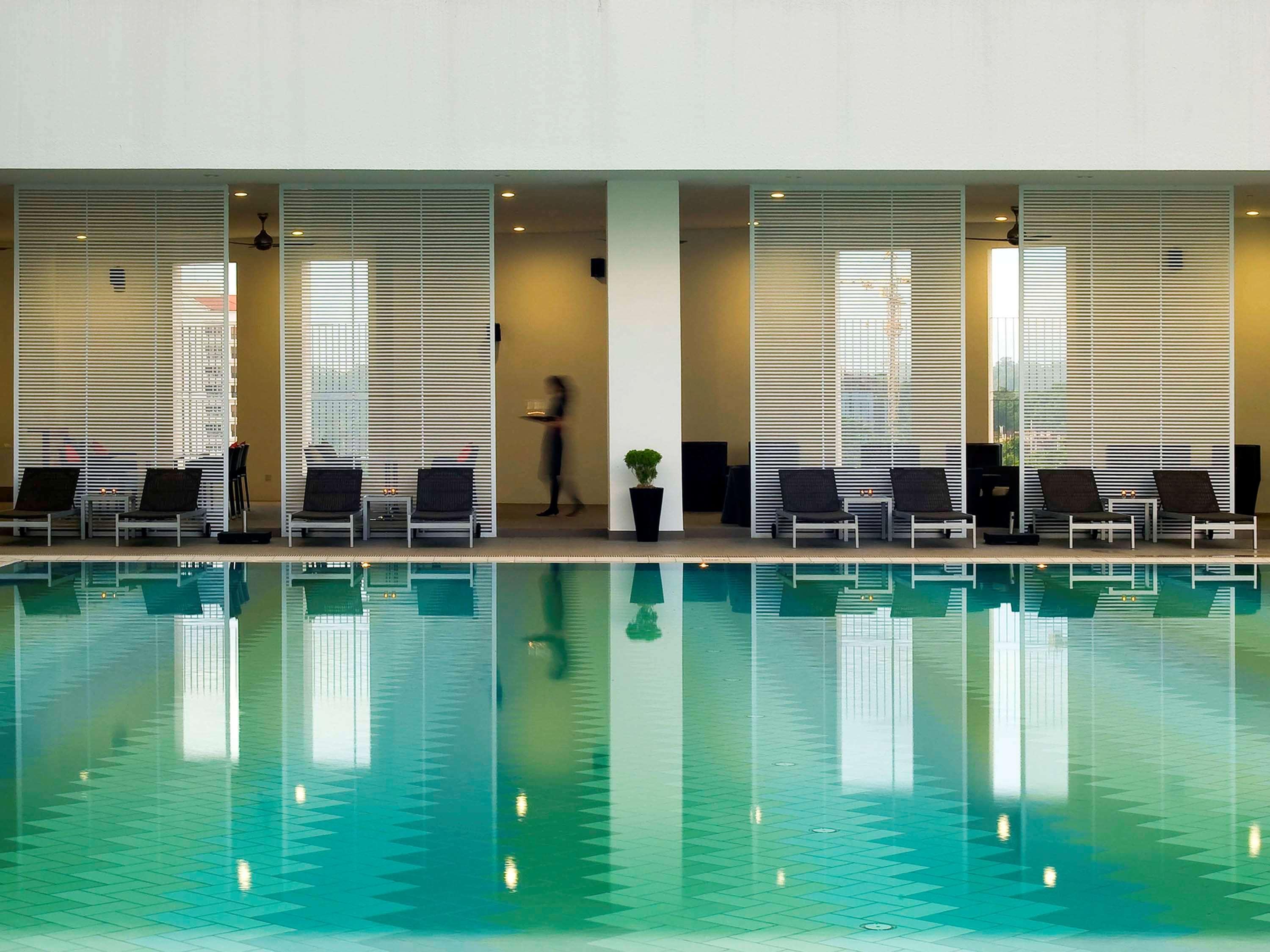 Готель Pullman Кучінг Екстер'єр фото The swimming pool at the hotel
