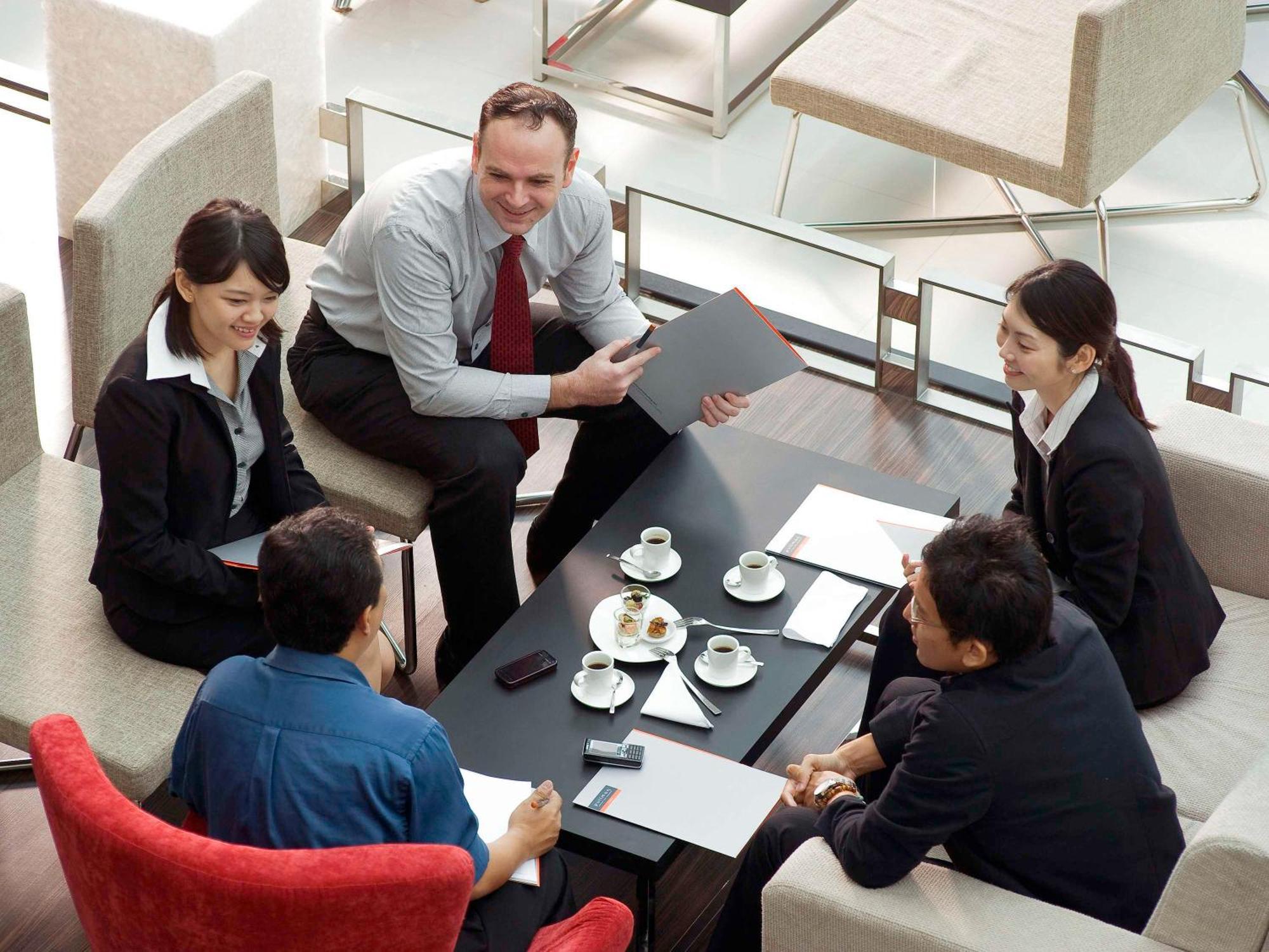 Готель Pullman Кучінг Екстер'єр фото A team of businesspeople