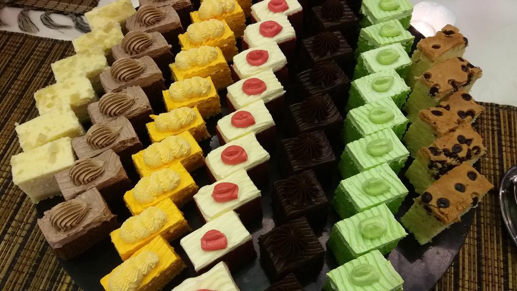 Готель Pullman Кучінг Екстер'єр фото Petit fours